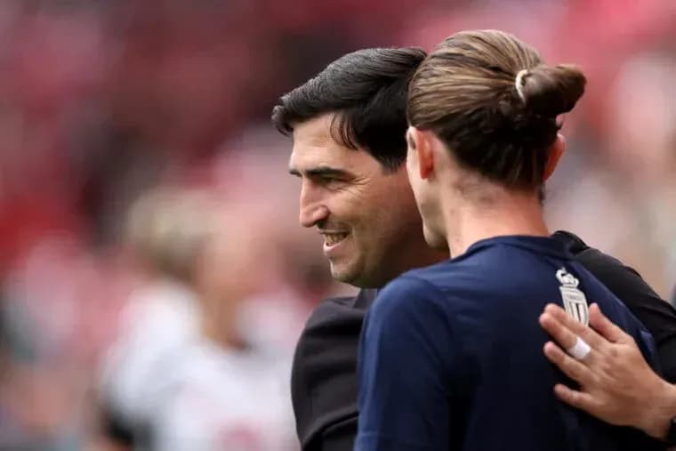 Entrenador y jugador abrazándose antes del partido
