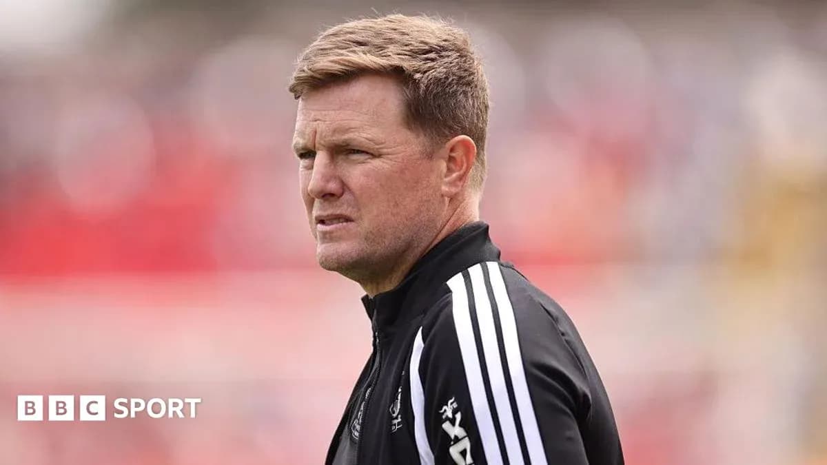 Entrenador observando el partido desde la banda
