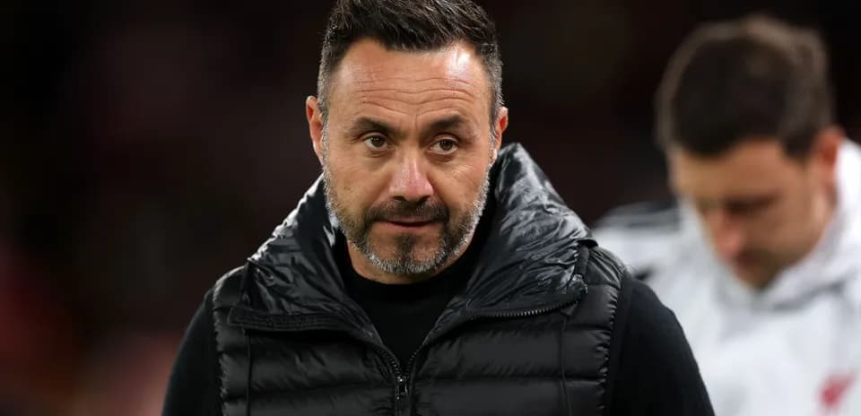 Entrenador en la línea de banda durante el partido