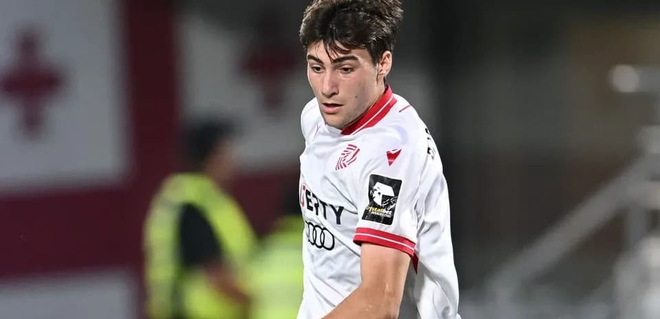 Jugador con camiseta blanca corriendo en el campo
