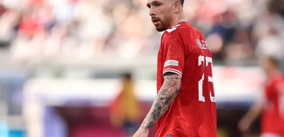 Jugador en camiseta roja durante un partido de fútbol