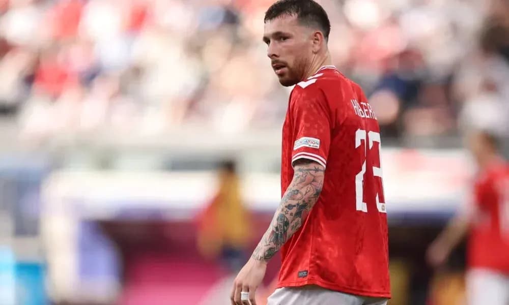 Jugador en camiseta roja durante un partido de fútbol