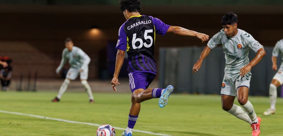 Jugador de Orlando City II en acción durante el partido