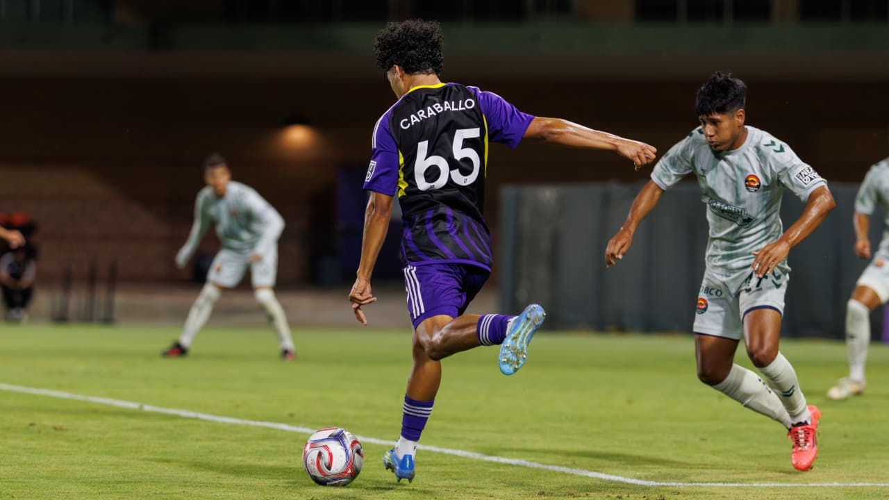 Jugador de Orlando City II en acción durante el partido
