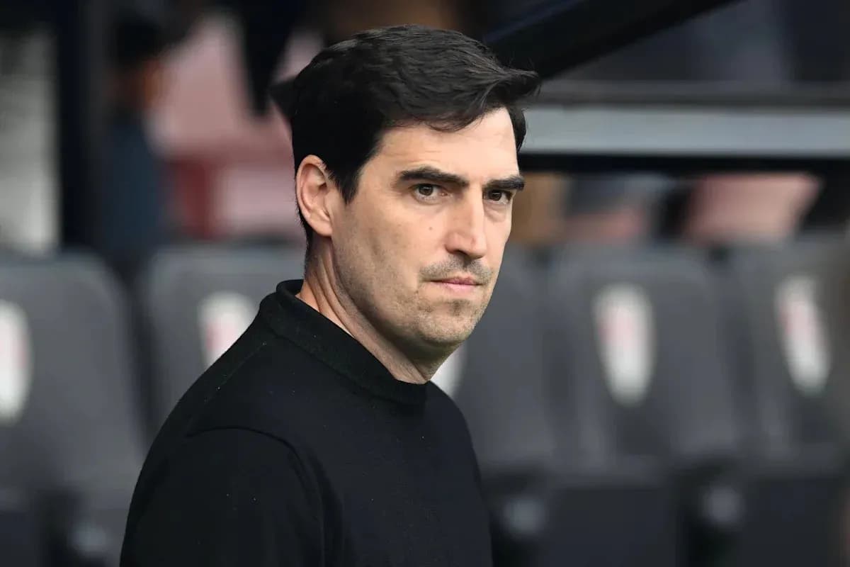 Entrenador observando desde el banquillo del estadio