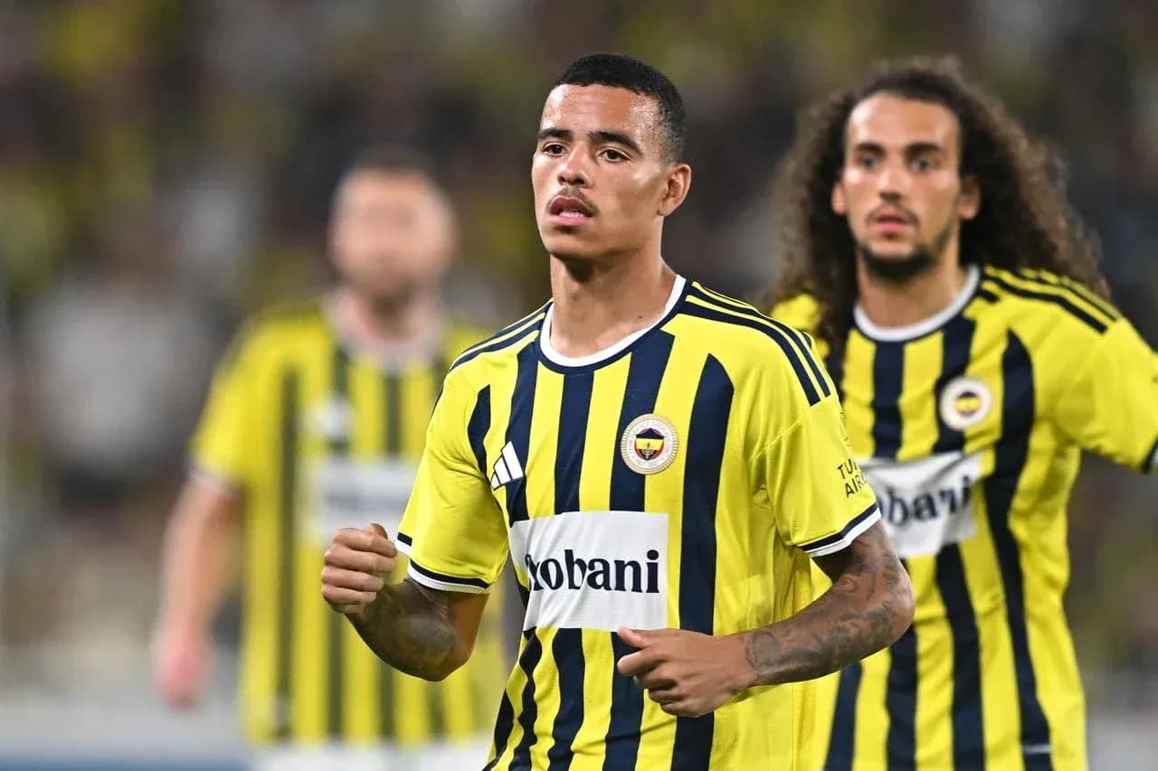 Jugadores de Fenerbahçe en acción durante el partido