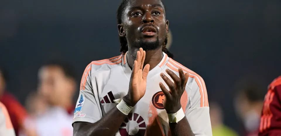 Jugador aplaudiendo tras el partido en el estadio