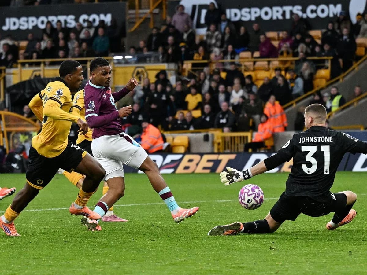 Jugador de Burnley intentando anotar contra Wolves