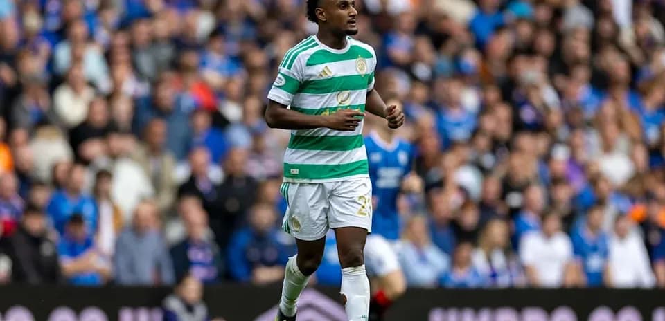Jugador de Celtic corriendo en partido contra Rangers