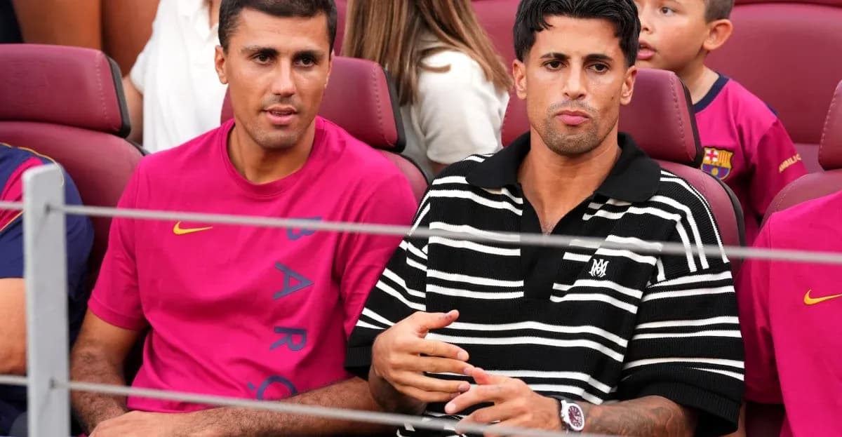 Dos jugadores sentados en el estadio de fútbol