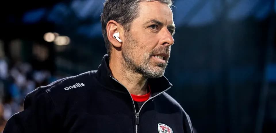 Entrenador de Derby City con auriculares en el campo