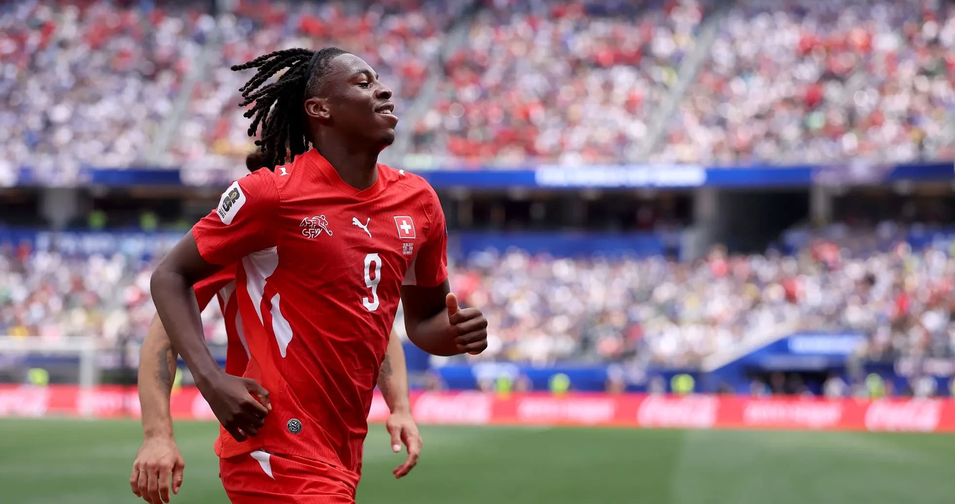 Jugador suizo corriendo durante un partido de fútbol