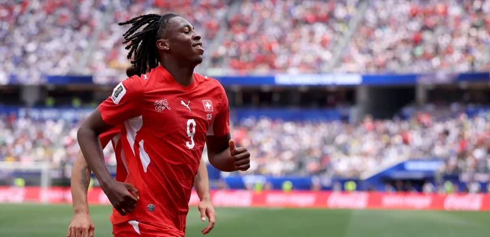 Jugador suizo corriendo durante un partido de fútbol