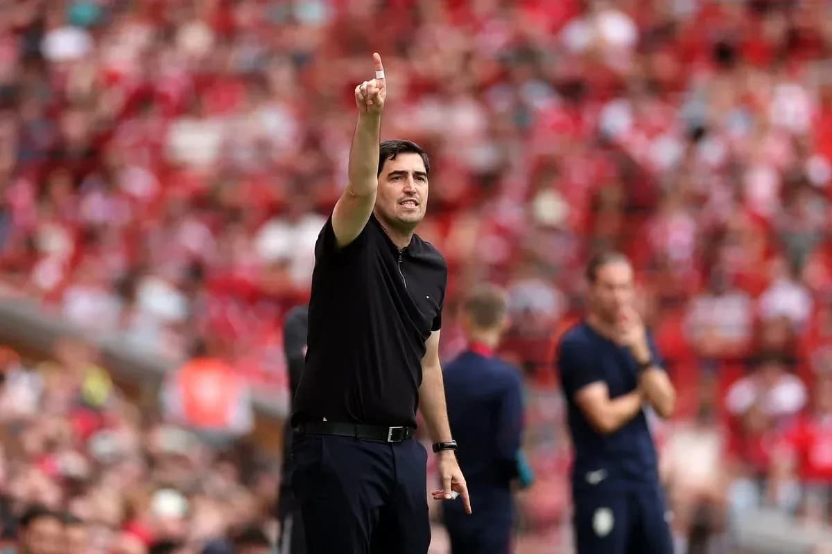 Entrenador señalando instrucciones desde la línea de banda
