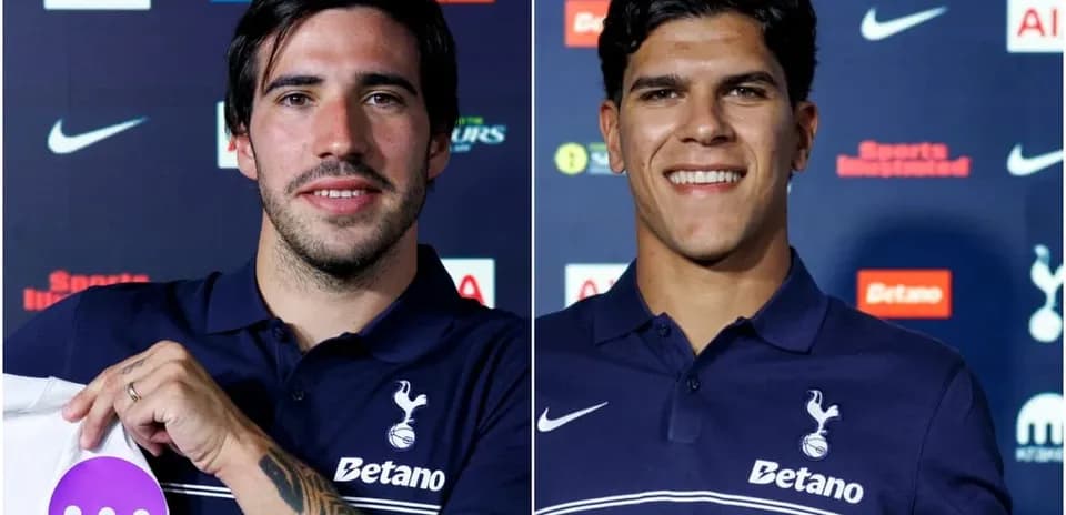 Dos jugadores de Tottenham posando con camisetas