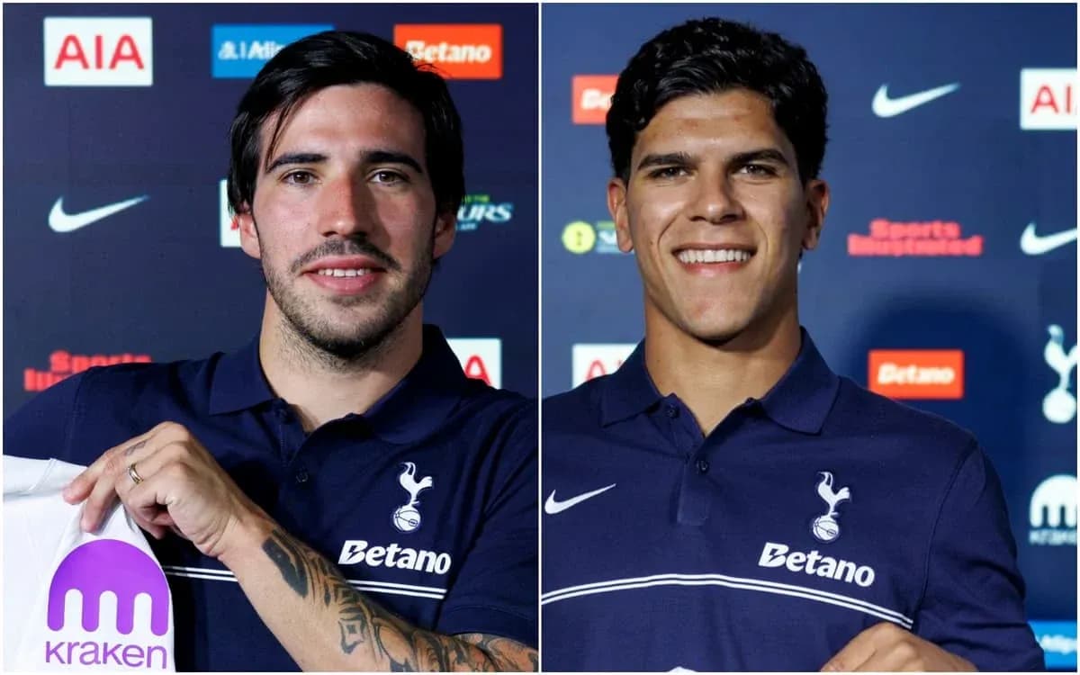 Dos jugadores de Tottenham posando con camisetas