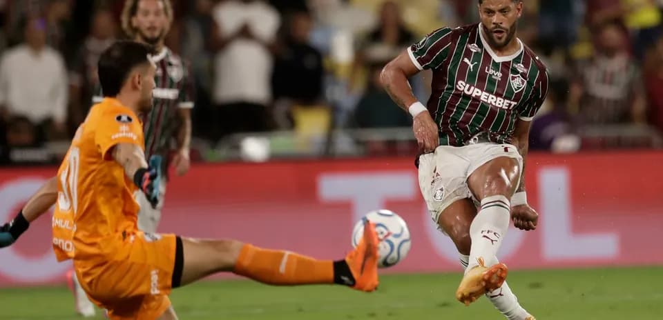 Jugador de Fluminense disparando a portería