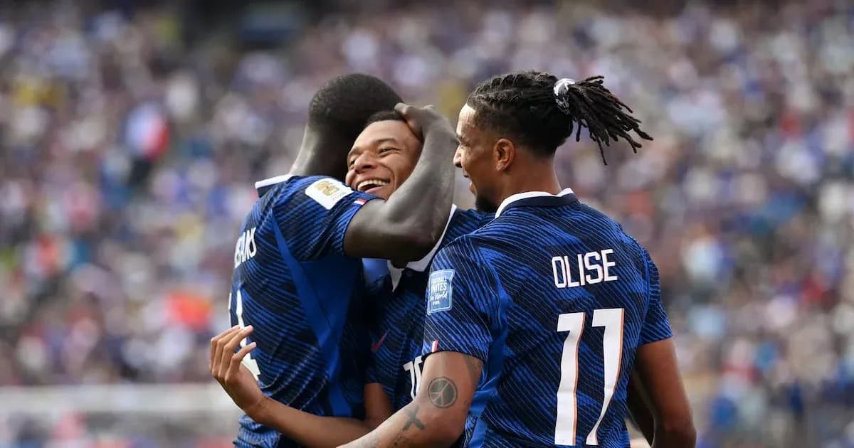 Jugadores de Francia celebrando un gol juntos