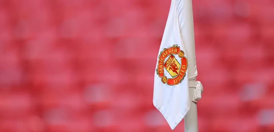 Esquina con bandera de Manchester United en el estadio