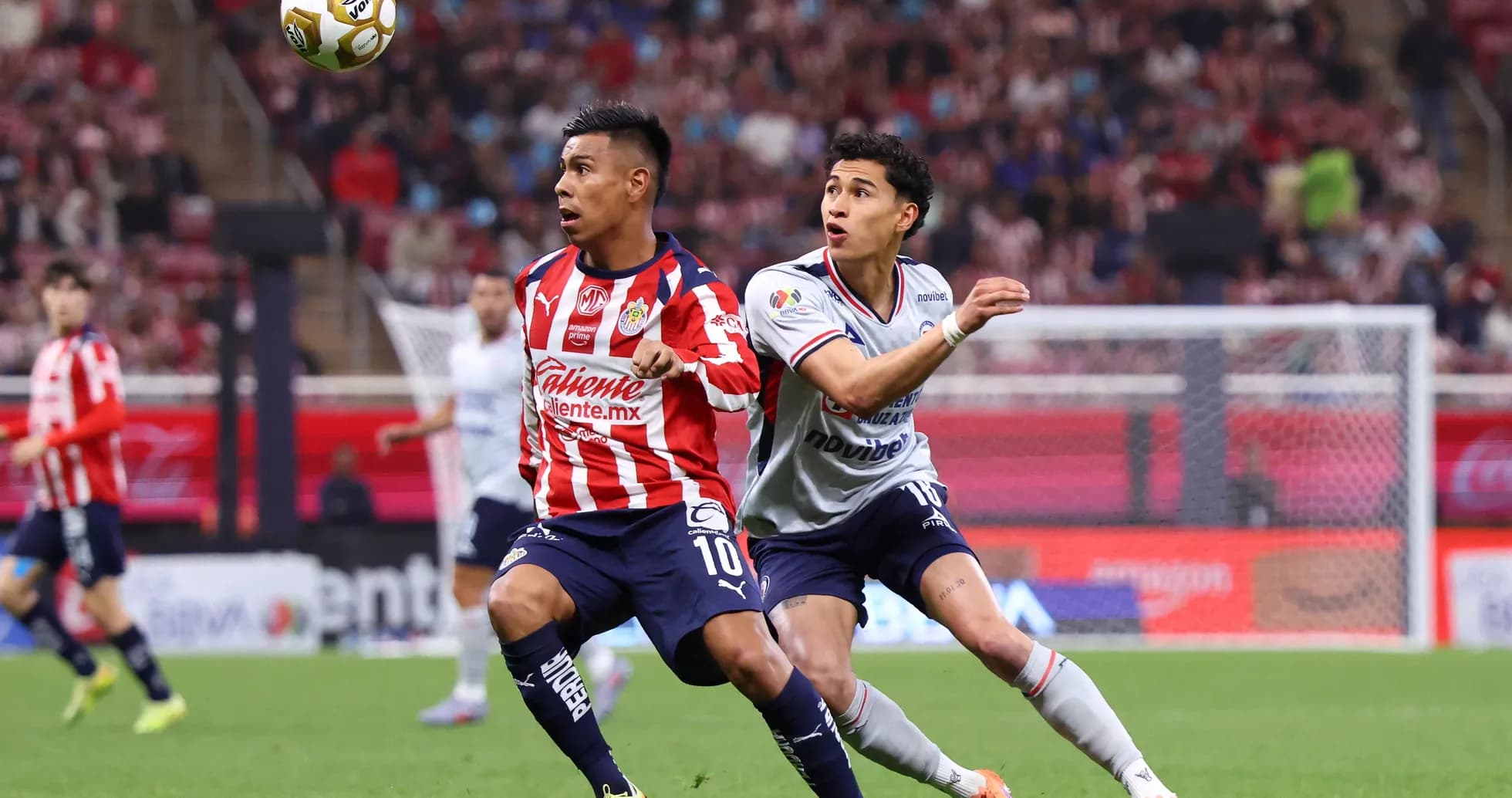 Jugadores de Chivas y Cruz Azul disputando el balón