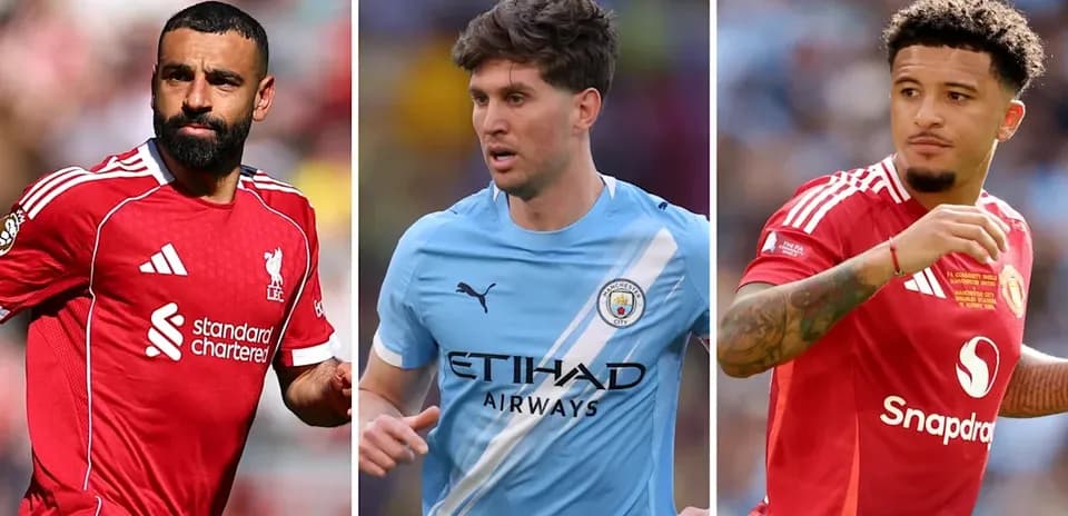 Tres futbolistas en sus uniformes de clubes diferentes