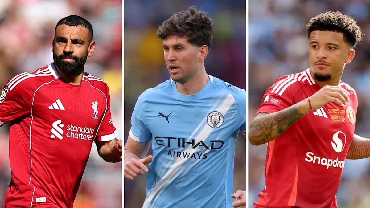 Tres futbolistas en sus uniformes de clubes diferentes