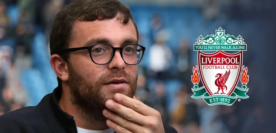 Hombre pensativo con el logo de Liverpool detrás