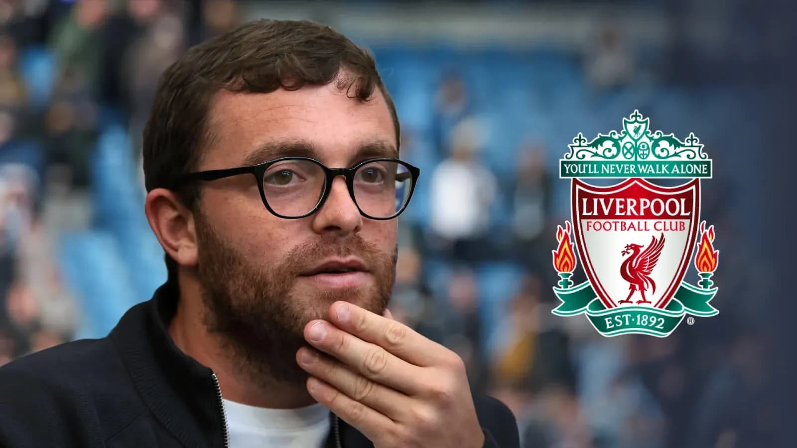 Hombre pensativo con el logo de Liverpool detrás