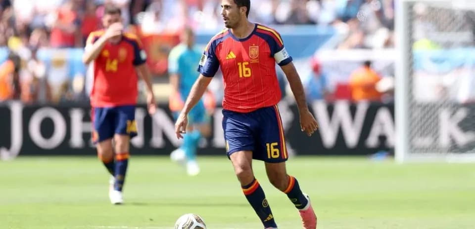 Jugador de España con balón durante un partido