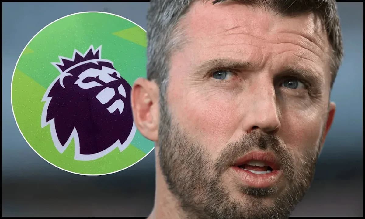 Entrenador hablando con logo de Premier League de fondo