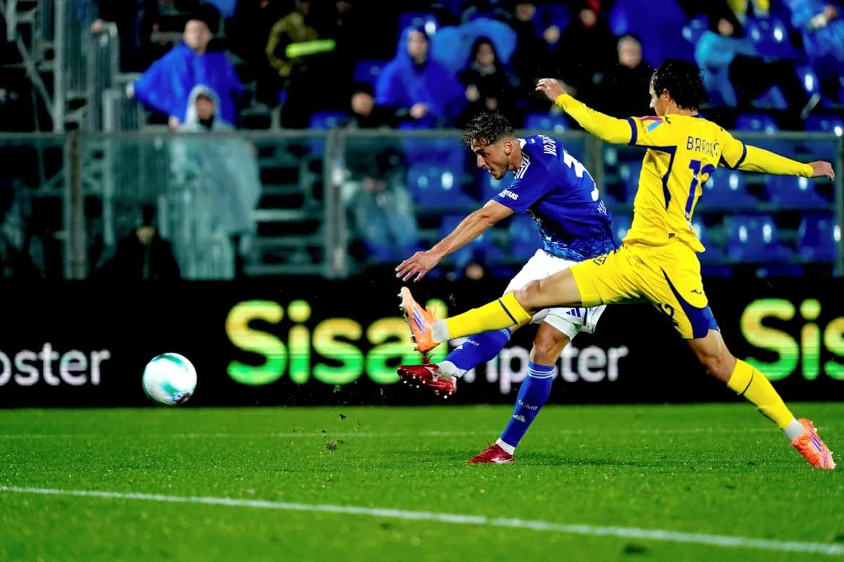 Jugador de Hellas Verona dispara a portería