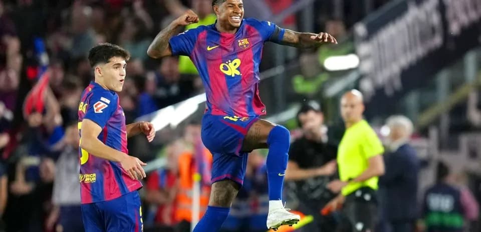 Jugadores de Barcelona celebrando un gol en el campo