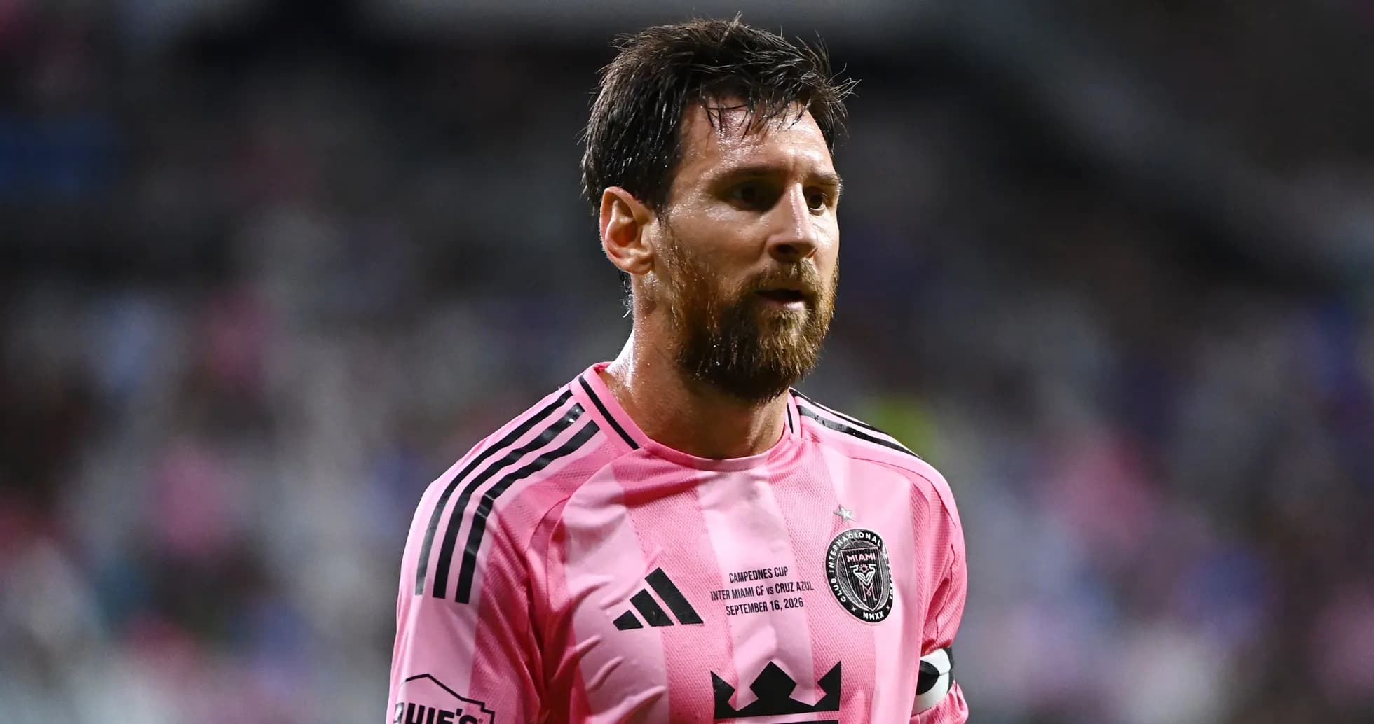 Lionel Messi en camiseta rosa durante el partido