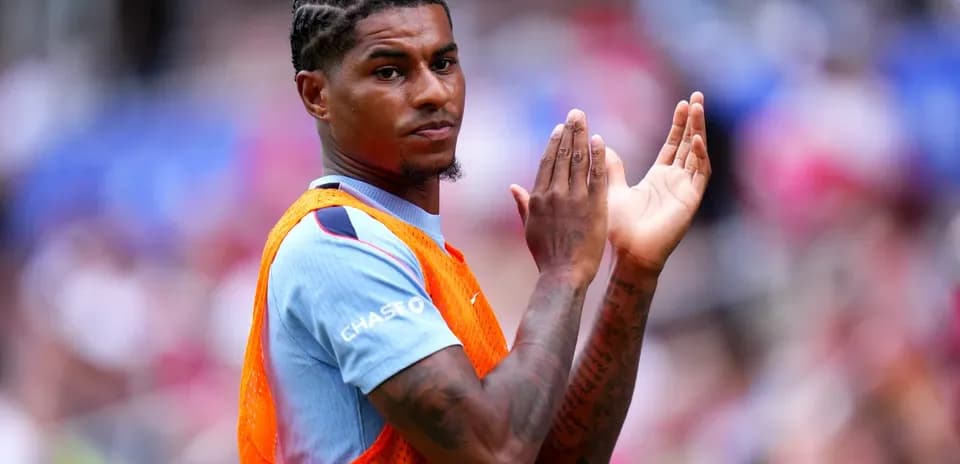 Jugador aplaudiendo en la línea de banda