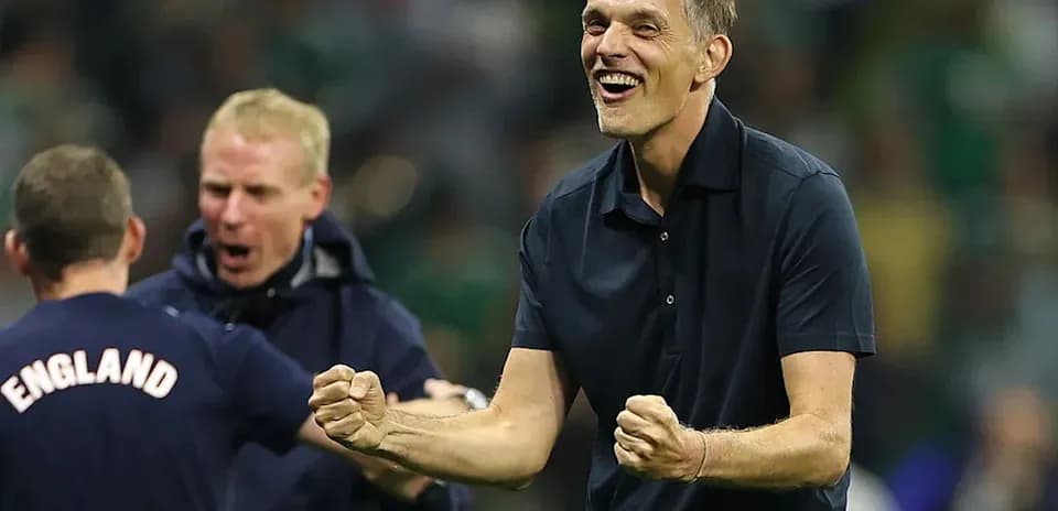 Entrenador celebrando con el equipo tras victoria