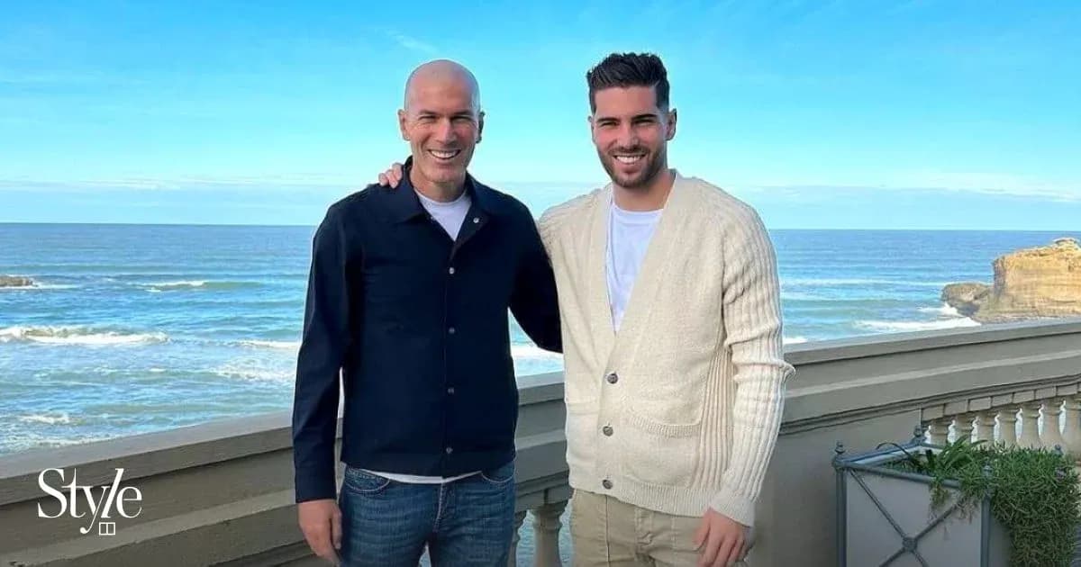 Dos hombres posando frente al mar en la costa