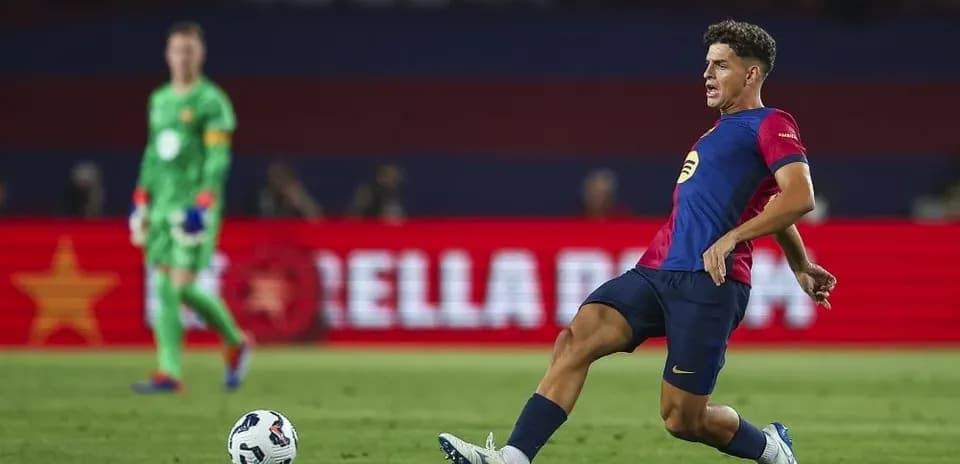 Jugador de fútbol lanzando el balón en el campo