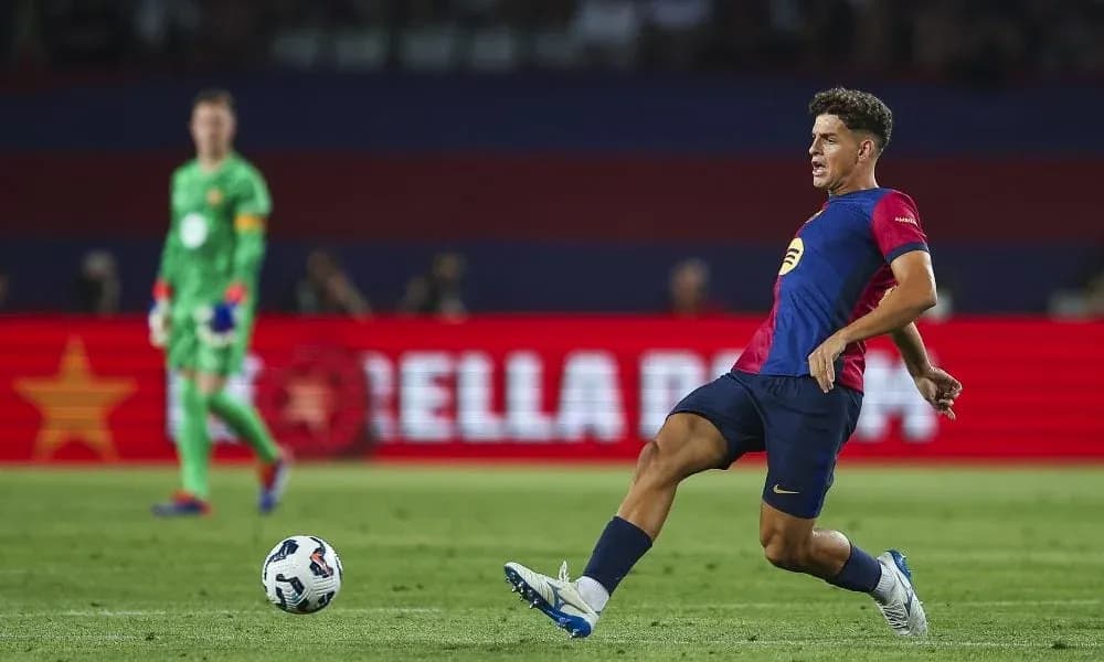 Jugador de fútbol lanzando el balón en el campo