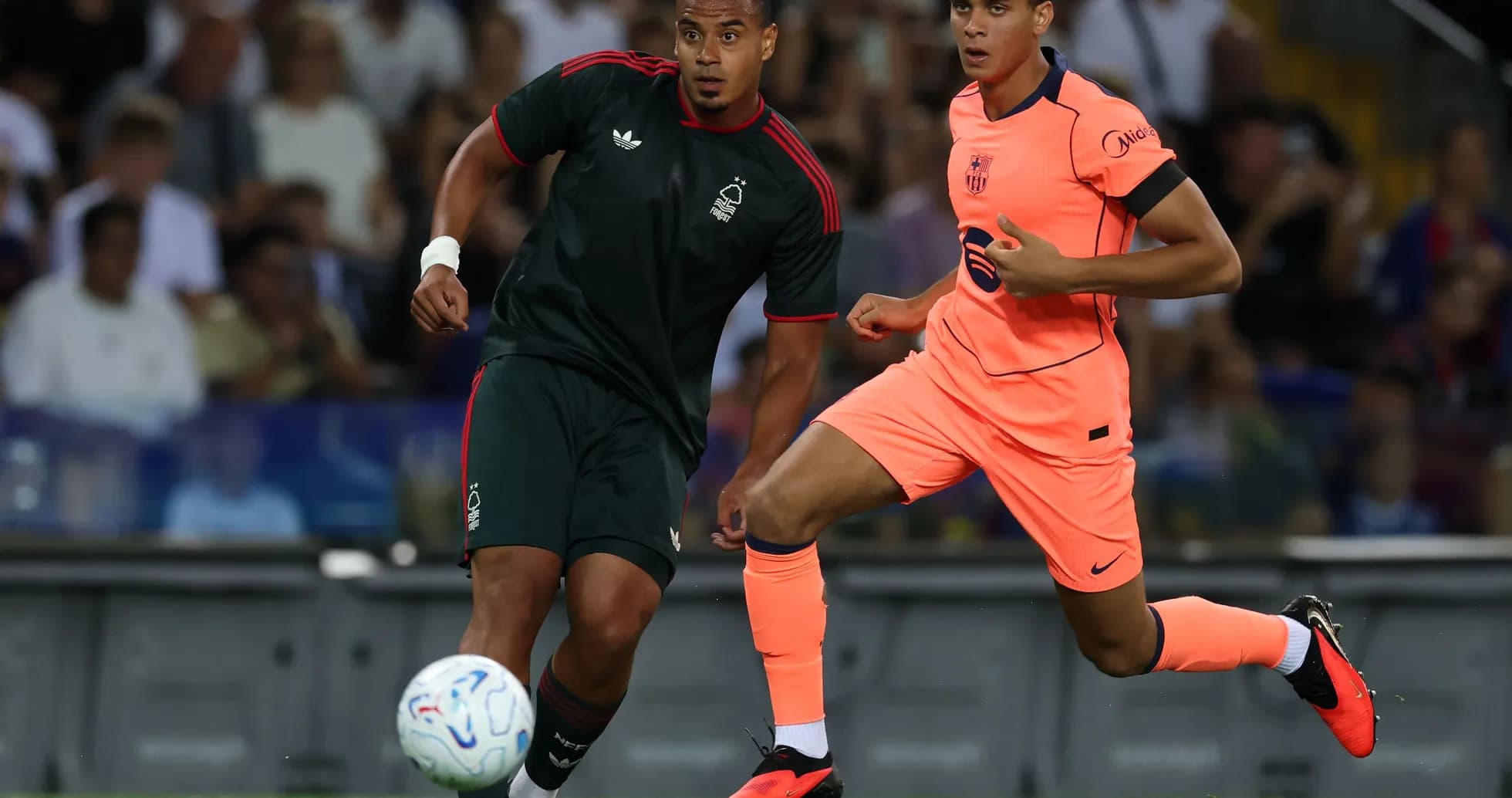 Jugadores persiguiéndose durante un partido de fútbol