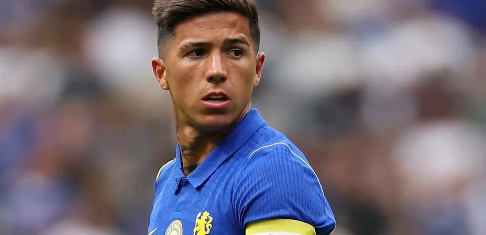 Jugador con cinta de capitán durante un partido