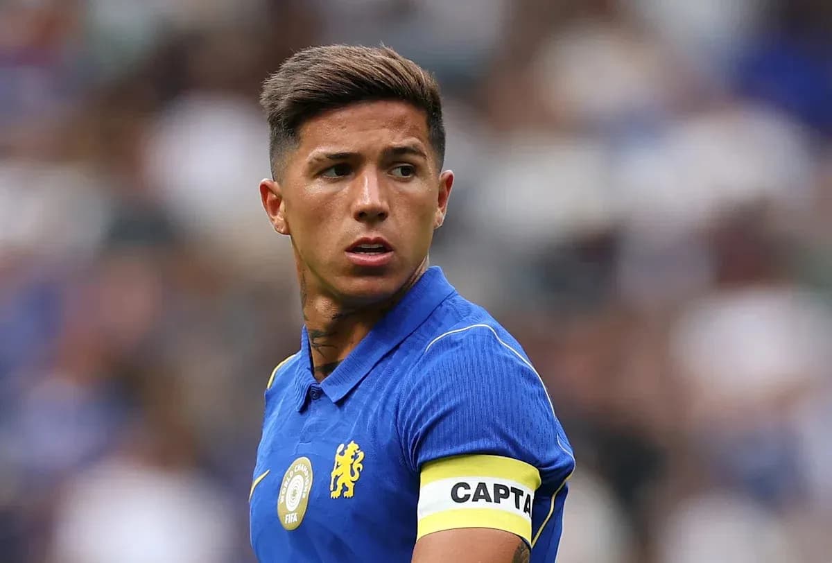 Jugador con cinta de capitán durante un partido
