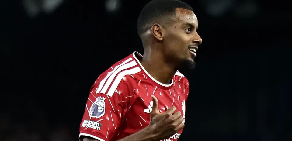 Jugador celebrando un gol con camiseta roja