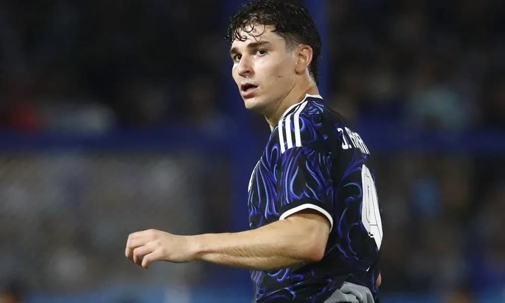 Jugador en acción durante un partido de fútbol