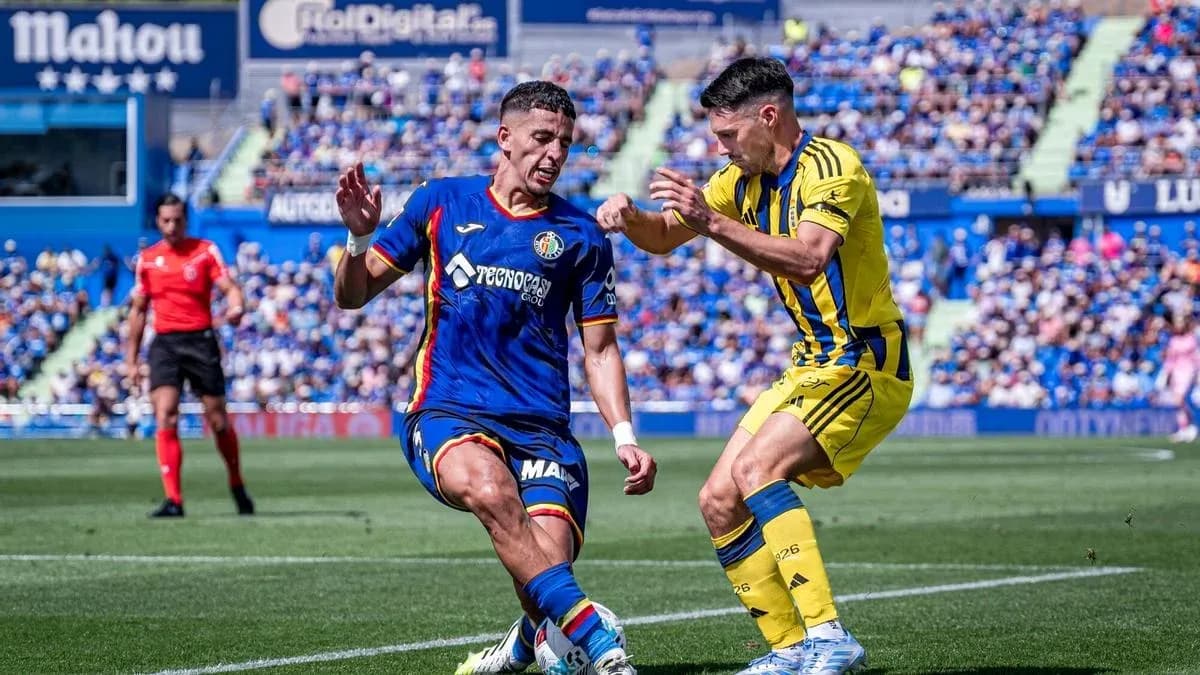 Jugadores de Getafe y Oviedo compitiendo por el balón