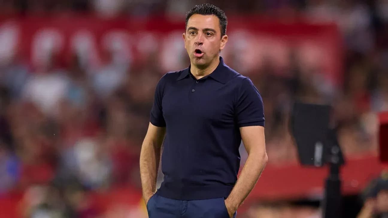 Entrenador dirigiendo desde la línea de banda