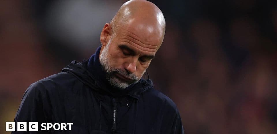 Entrenador con la cabeza agachada durante el partido
