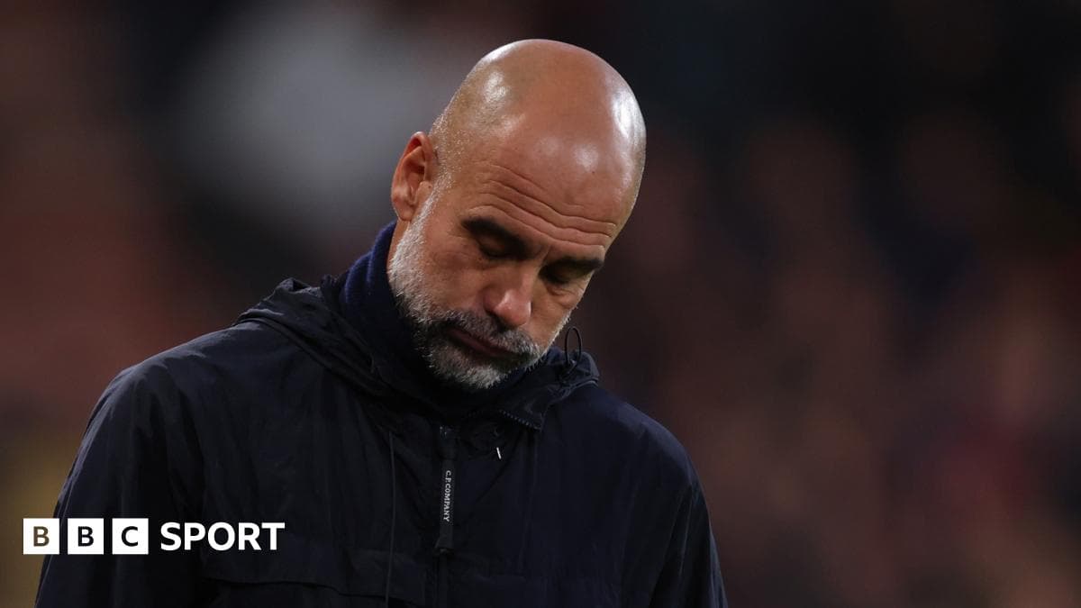 Entrenador con la cabeza agachada durante el partido