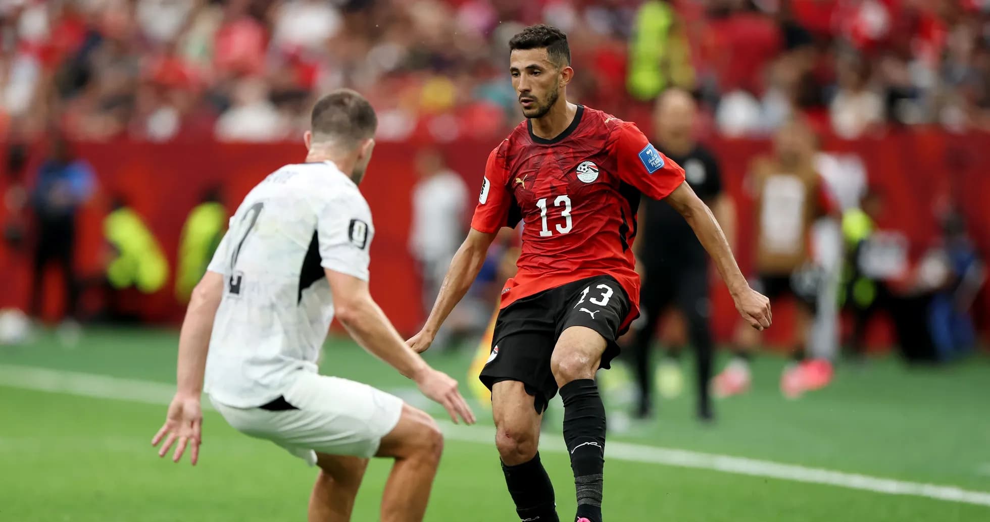 Jugador de Egipto driblando a oponente en partido