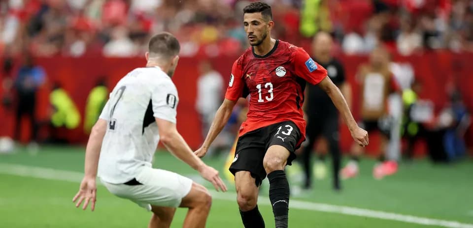 Jugador de Egipto driblando a oponente en partido