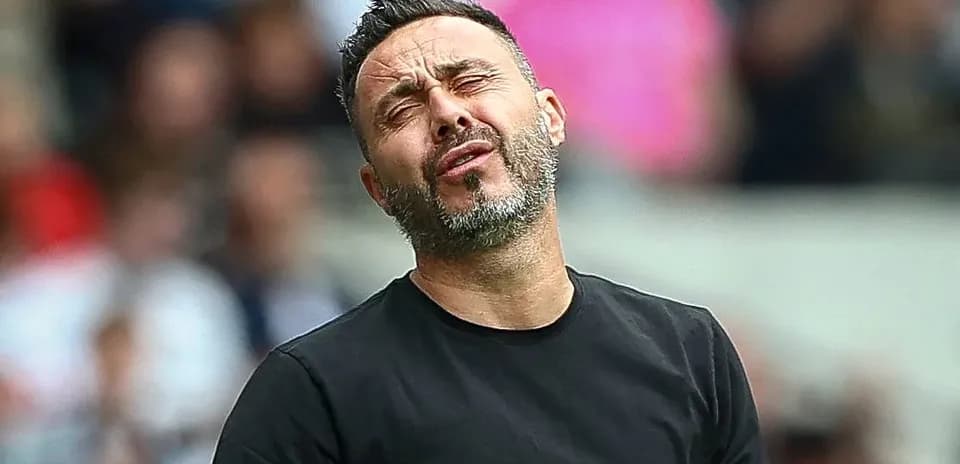 Entrenador reaccionando durante un partido de fútbol